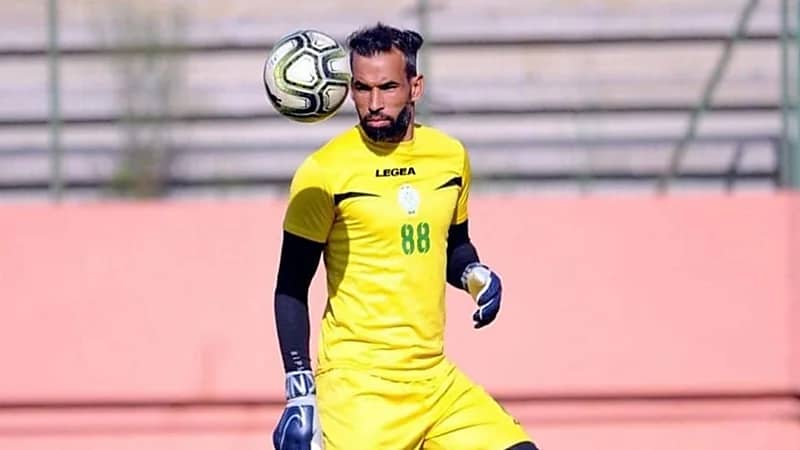 بالفيديو.. حارس الرجاء البيضاوي المغربي ينجو من الموت بعد احتراق سيارته