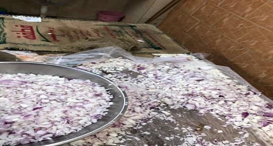 بالصور.. غلق عددا من المنشآت الغذائية المخالفة بـ " نجران "