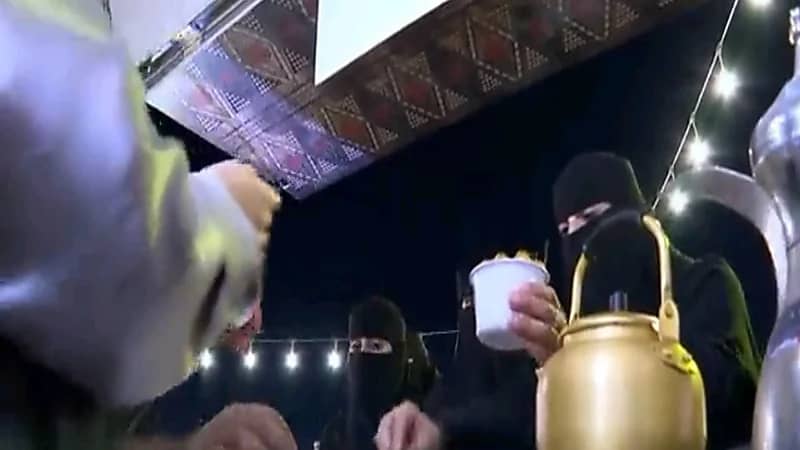 مواطنة تستغل موهبتها في الطبخ في تحضير أبرز مؤكلات المناطق (فيديو)