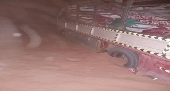 بالصور.. إخراج سيارة شحن علقت بالرمال في الثمامة