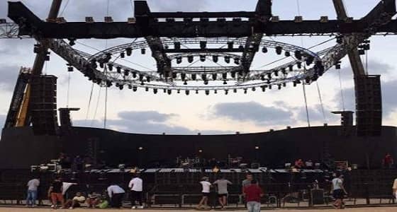 بالفيديو.. سقوط مروع لشاب من فوق عمود إنارة بحفل