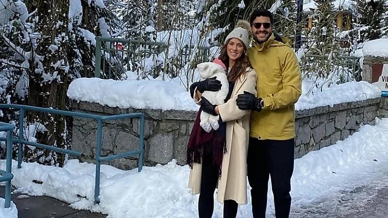 بالصور.. علي المشعل يظهر برفقة زوجته وابنته