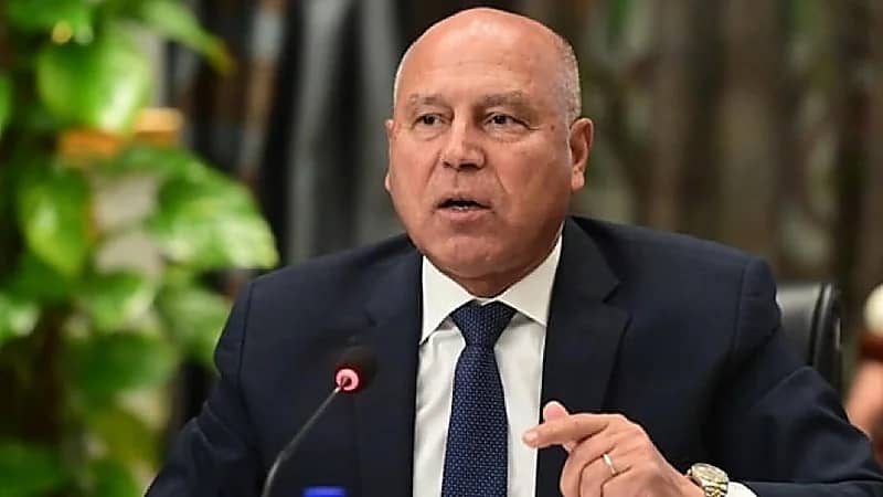 وزير الصناعة المصري يقيل مسؤول على الهواء بسبب إجازة