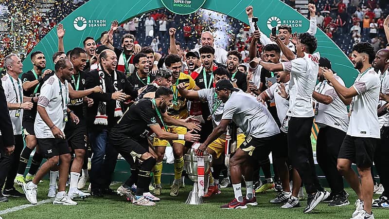 لاعبي الزمالك يحتفلون بعد الفوز بالسوبر الإفريقي .. فيديو