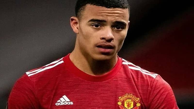 صديقة لاعب مانشستر يونايتد تتهمه بتعنيفها