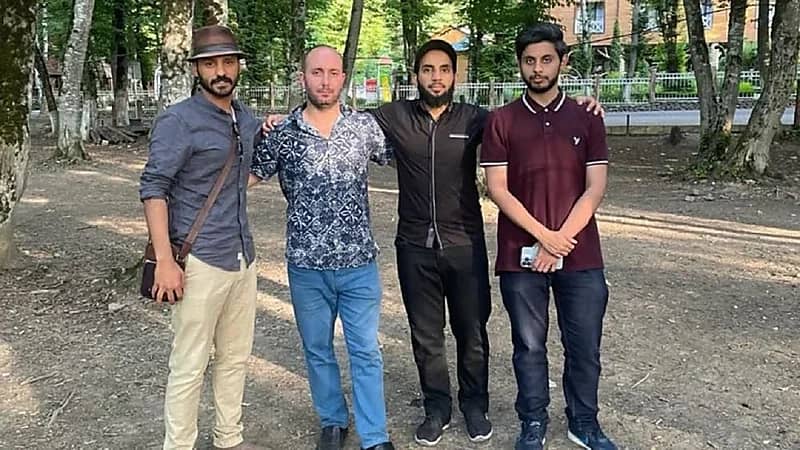 طبيب سعودي وأصدقائه ينقذون شخص توقف قلبه على الطريق بأذربيجان