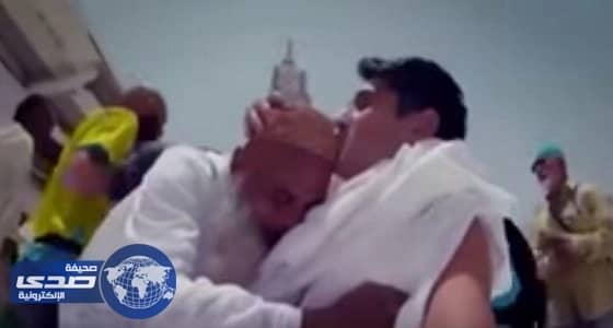 بالفيديو.. مسن باكستاني يساعد شاب من ذوي الاحتياجات الخاصة على الطواف
