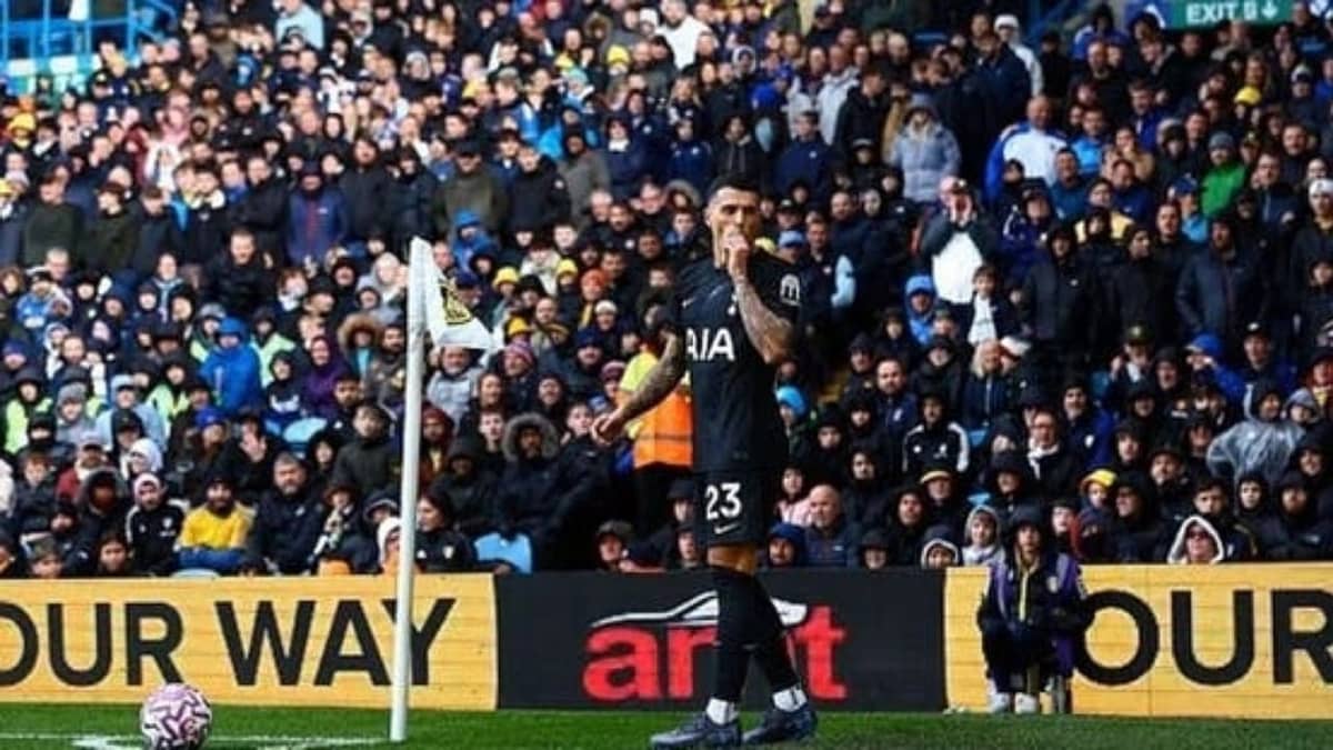 نجم توتنهام يواجه سيجارة إلكترونية أمام ليدز يونايتد .. صور