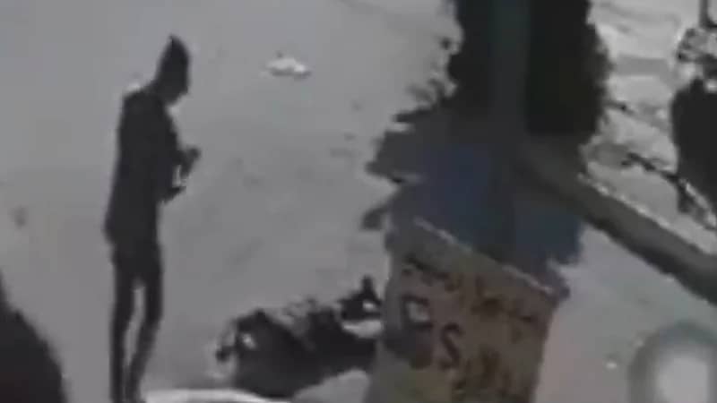 مسلحان مجهولان أحدهم يفرغ رصاصة في صدر أستاذ جامعي