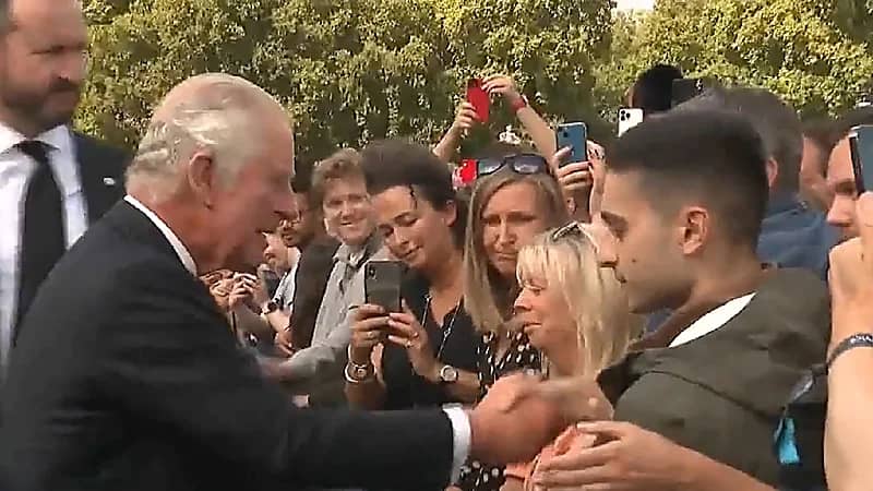 شاهد .. الملك تشارلز الثالث يصافح الحشود أمام قصر بكنغهام