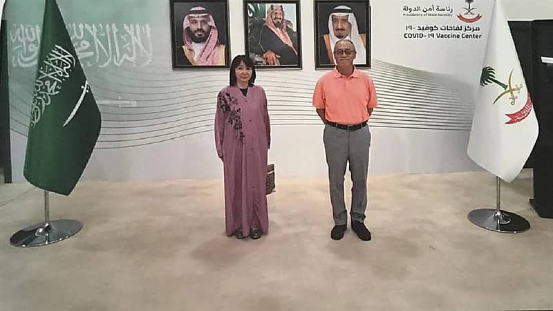 السفير الياباني وزوجته "أم كوجي" بعد تلقيهما اللقاح: "سعداء بحياتنا بالمملكة"