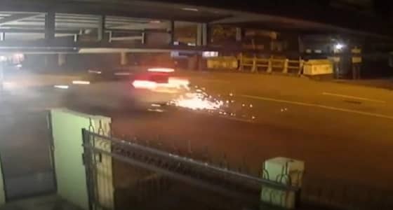 فيديو مروع لسيارة مسرعة تطيح بفتاتين تستقلان دراجة نارية