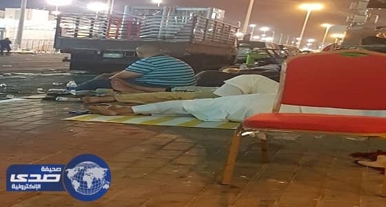 بالفيديو والصور.. " افتراش الطريق " ظاهرة سلبية واضحة بمشعر منى