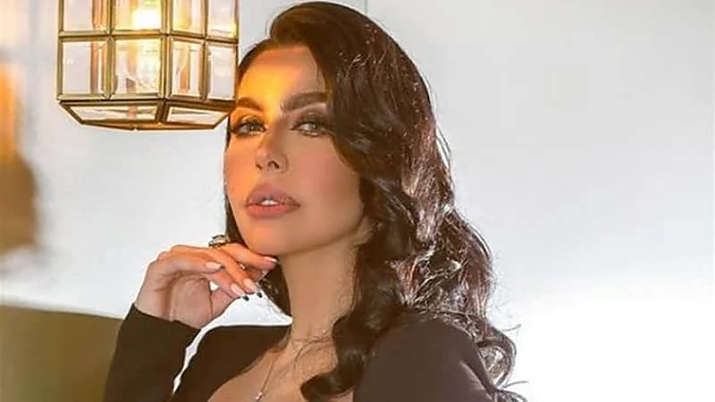 شاهد.. سقوط ليلى إسكندر على المسرح أثناء إحيائها حفل زفاف