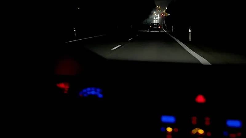 نصائح "المرور" لقيادة آمنة ليلًا