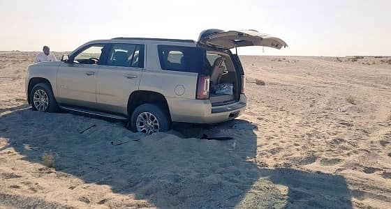 " غوث " : إخراج سيارة عالقة في رمال جزيرة تاروت بالقطيف