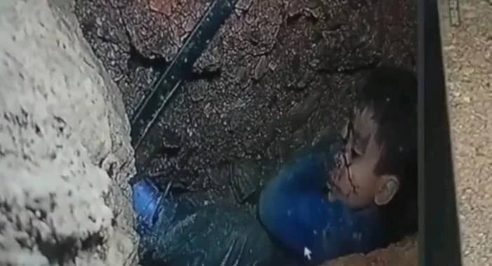 بالفيديو.. مأساة طفل سقط في بئر عميق