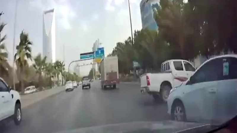 شاهد.. نجاة عدد من السيارات بأعجوبة بعد انحراف مفاجئ لمركبة سريعة