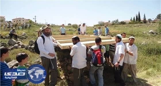 إسرائيليون يستولون على أراضي جالود ويضعون بيوتا متنقلة