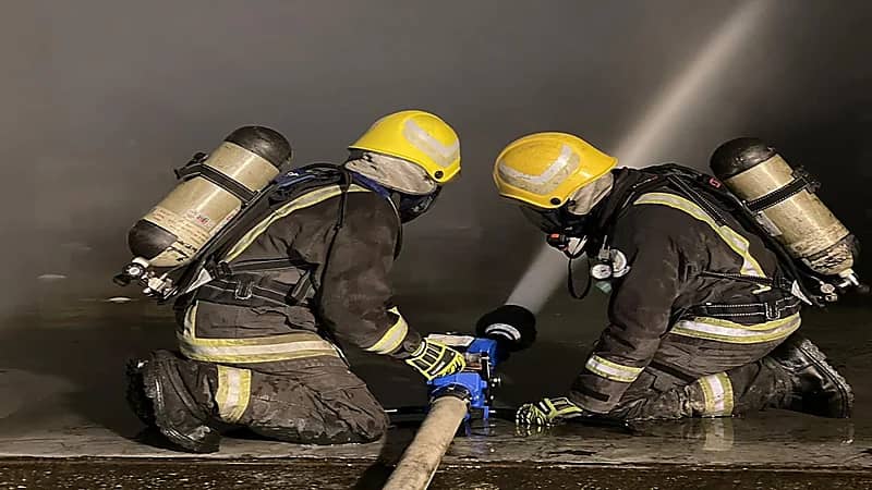 صور.. إندلاع حريق في مستودع مواد كيماوية بالدمام