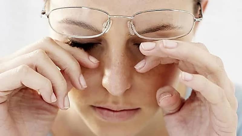 أشياء تدمر العين وتسبب ارتداء النظارات