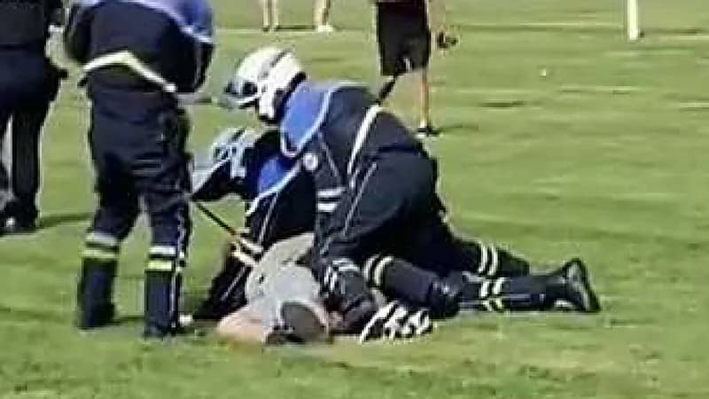 رجل مسلح يهاجم أطفالاً بسكين في حديقة عامة .. فيديو