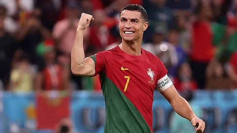 رونالدو يحيي الجماهير من مقر إقامة المنتخب البرتغالي باسكتلندا.. فيديو