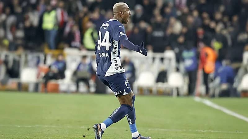 تاليسكا يقود فنربخشة للفوز على سيفاس سبور