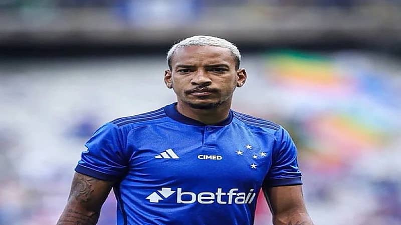 اتفاق يقرب محترف الهلال بيريرا من كروزيرو