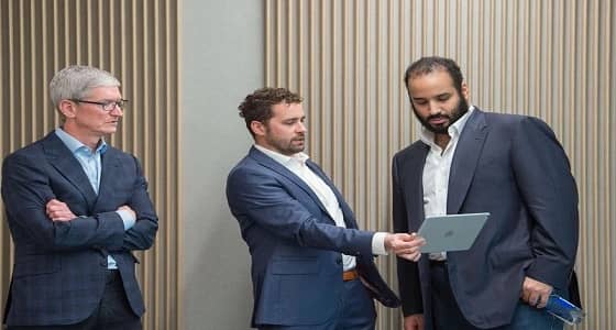 بالصور..ولي العهد يزور شركة "  آبل  "