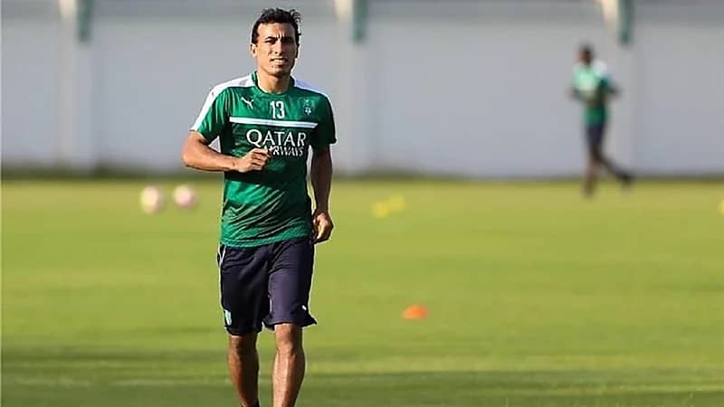 لاعب الأهلي السابق يُعلن اعتزاله