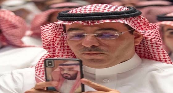 خلفية جوال وزير الإعلام تلفت الأنظار
