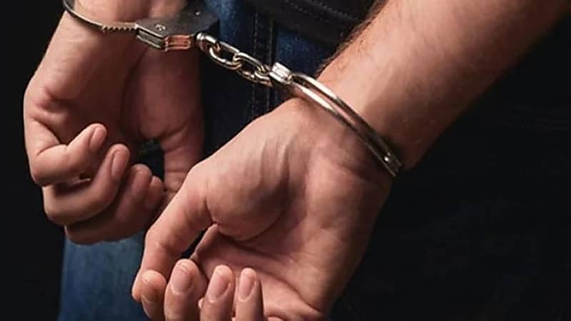 رجل يقضم أذن سيدة ليسرق سيارتها