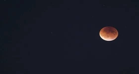 بالصور.. ظاهرة القمر الدموي بالتزامن مع الخسوف الجزئي
