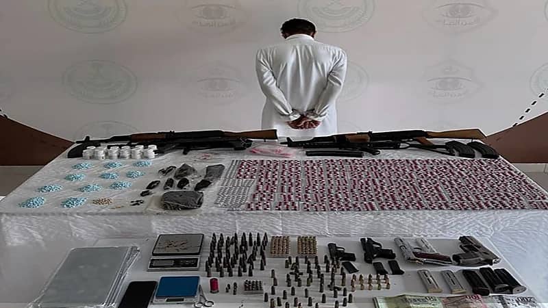 القبض على مروج وضبط مواد مخدرة وأسلحة وذخيرة بالقصيم