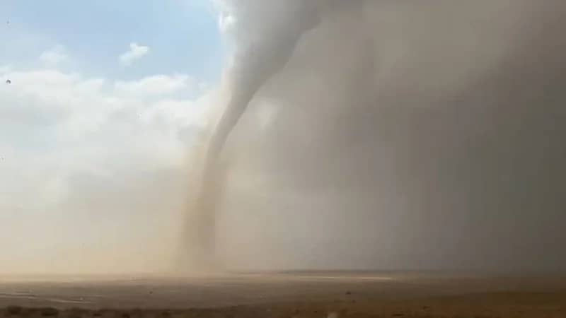 مشاهد ترصد "الإعصار القمعى" بجنوب مكة.. فيديو