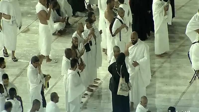 ‏بالفيديو.. المعتمرون يواصلون عباداتهم وسط هطول الأمطار