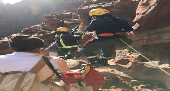بالصور.. " مدني ضباء " ينقذون مواطن بجبال الديسة