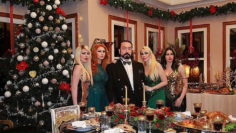 الحكم على داعية تركي أدين بجرائم جنسية بالسجن 8600 عاماً