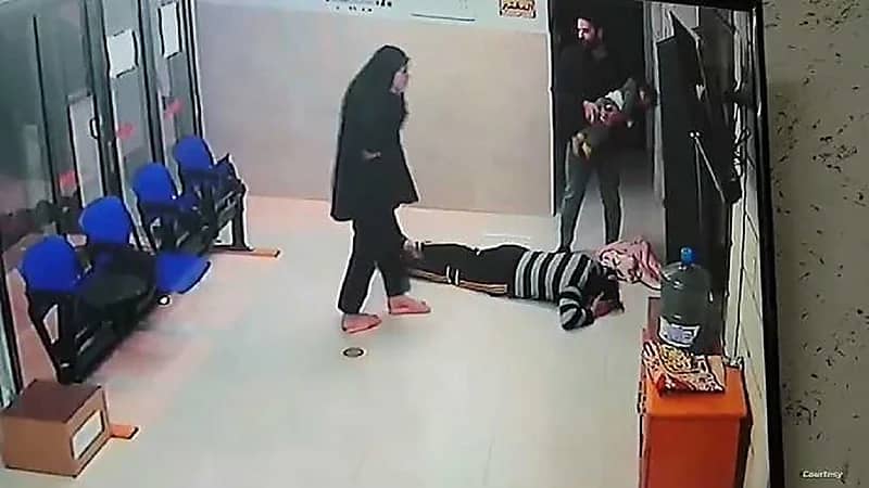 بالفيديو.. طبيب ينقذ طفلة مختنقة ورد فعل مؤثر لوالديها