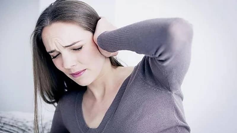 طرق تساعد في التخلص من الماء المحتبس داخل الأذنين