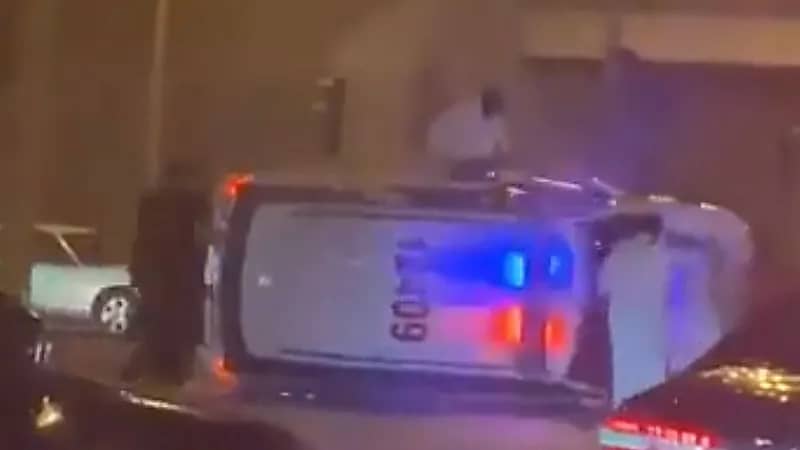 بالفيديو.. انقلاب دورية عند تقاطع جسر أبوحليفة