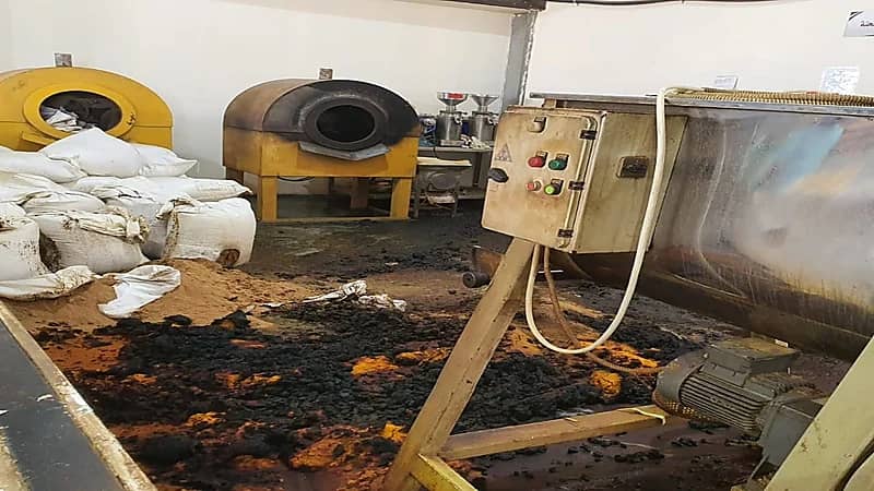 بالصور.. اندلاع حريق في مستودع بالدمام