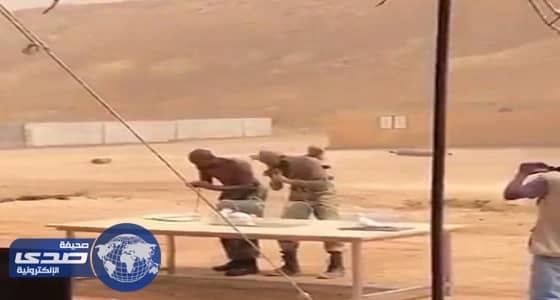 بالفيديو.. لحظة التهام جنود «الصاعقة» الثعابين