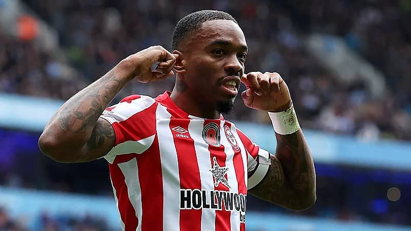 مهاجم برنتفورد يطالب بالتحقيق في تسريب تقارير بشأن إيقافه