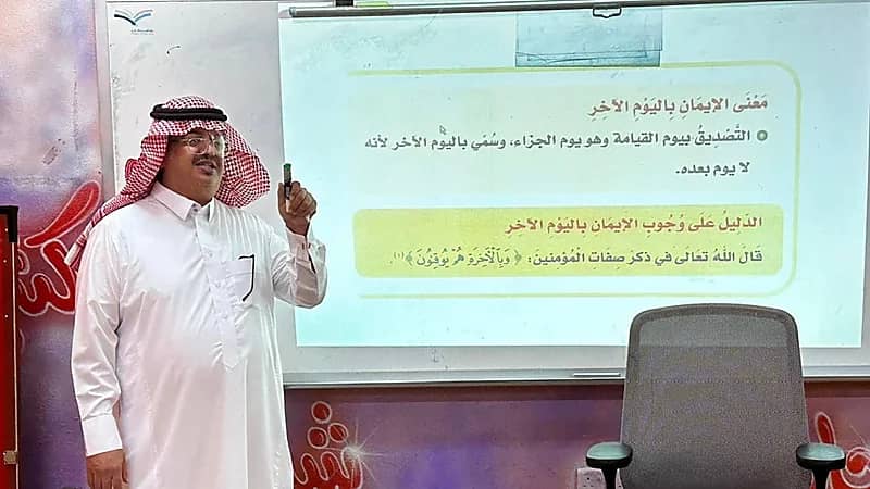 للمرة الثانية.. "معلم" في الأفلاج يقطع إجازته المرضية لإكمال المنهج مع طلابه