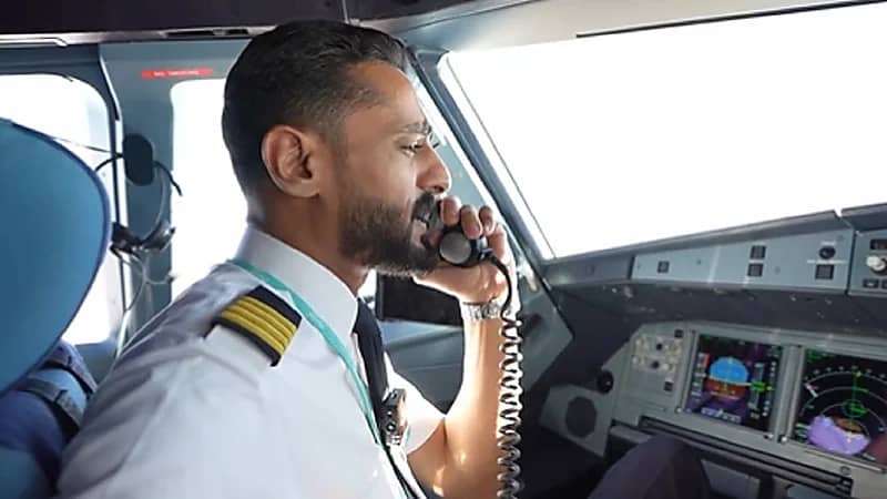 قائد طائرة متجهة للرياض يزف للمسافرين خبر إطلاق المخطط العام لمطار أبها.. فيديو