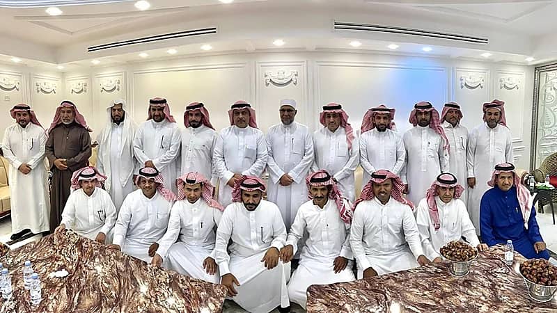 بالفيديو والصور.. طلاب يحتفون بمعلمهم بعد فراق 30 عاماً بتبوك