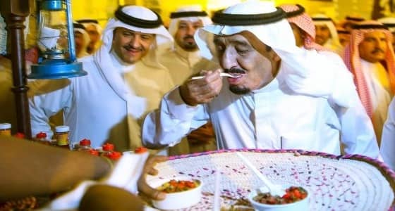 بالصور.. معرض " الحياة صورة " يتزين بمشهد لخادم الحرمين