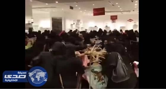 بالفيديو.. صراخ وتدافع على تخفيضات بمتجر ملابس